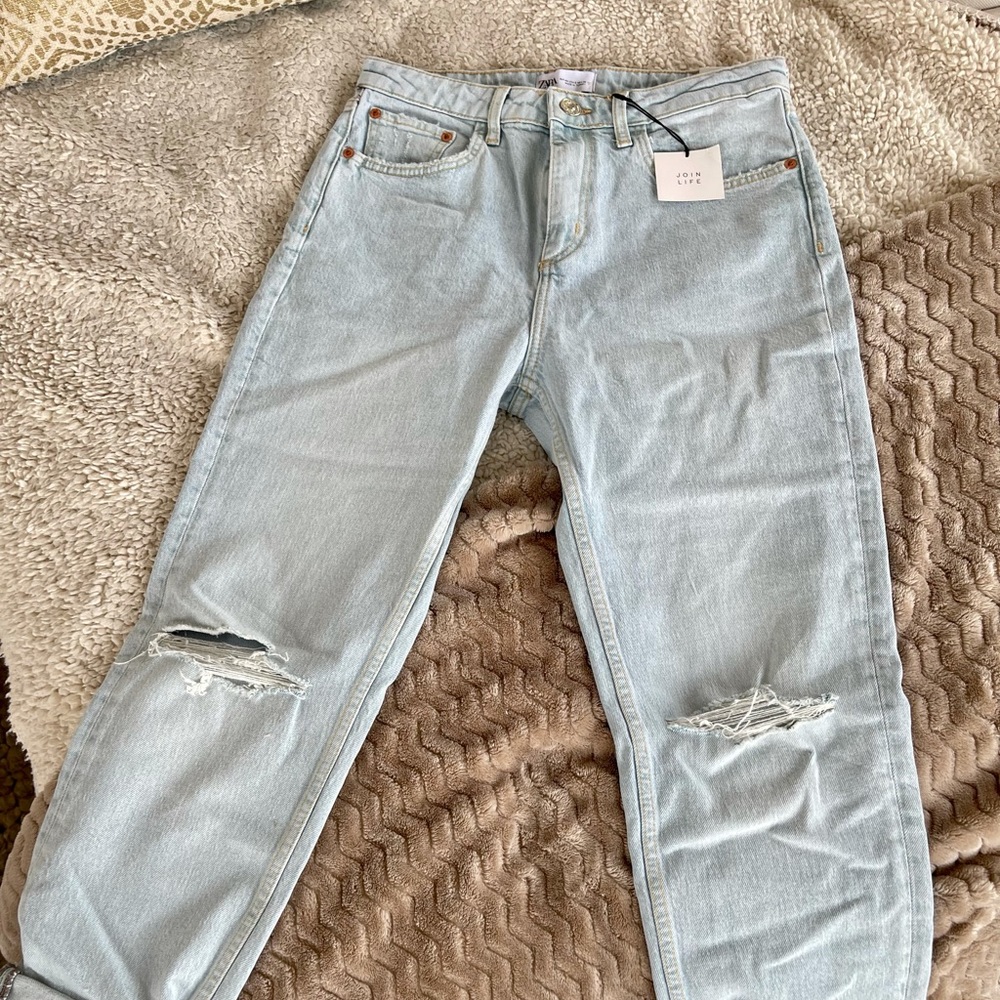 ZARA SLIM FIT HI-RISE RIPPED JEANS TRF
Light blue 0/6688/034/441/40